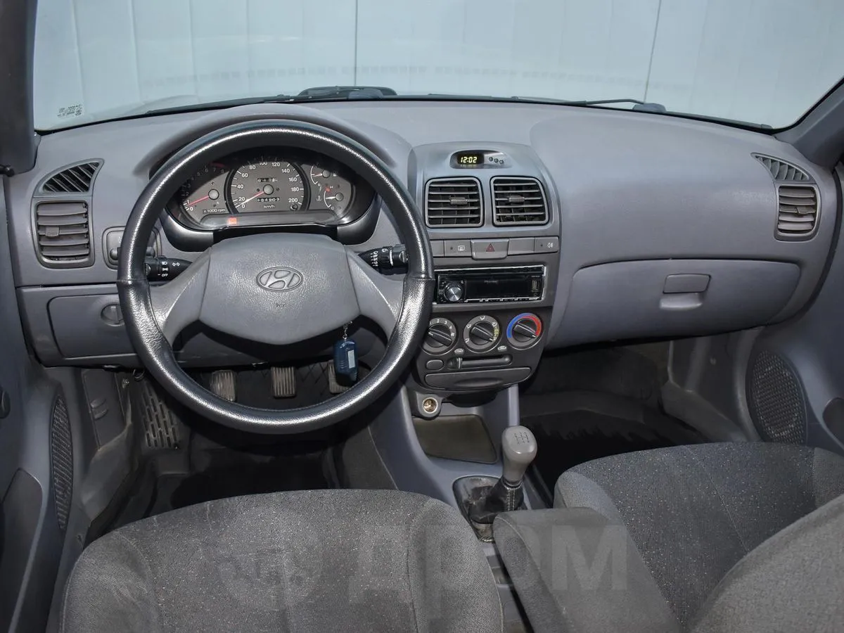 Hyundai Accent Image 6